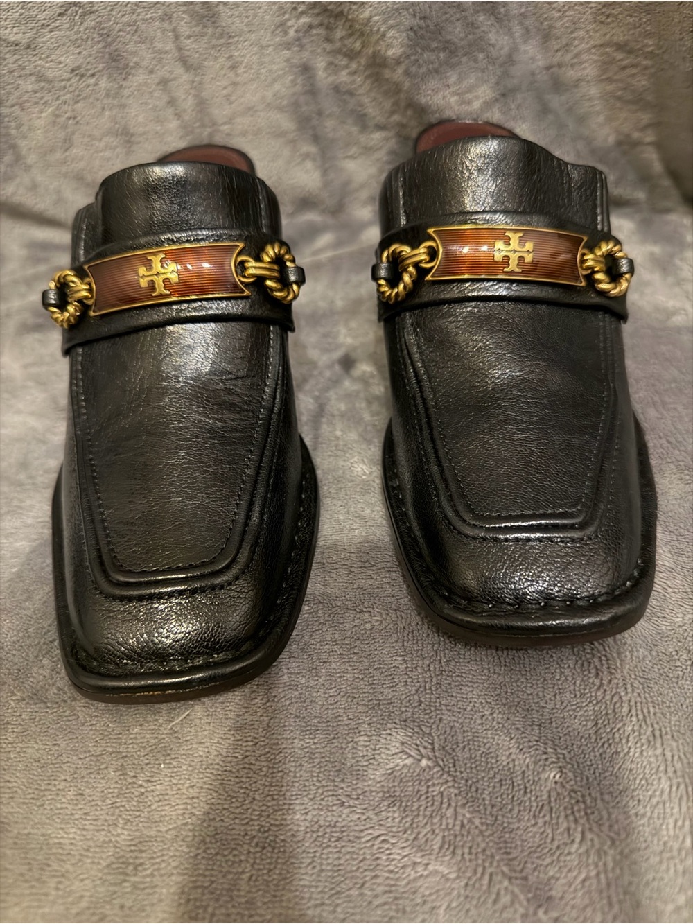 Tory Burch Black Leather Loafers with Gold Chain and Brown Enamel Plaque - Picture 1 of 10